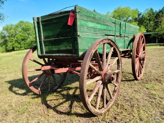 Wood buck board wagon